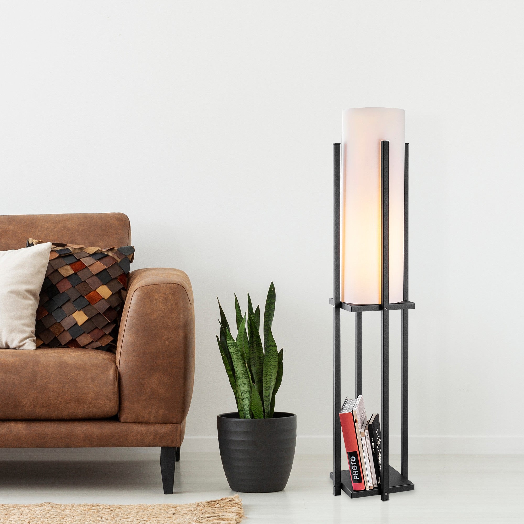 Lampada da terra di design con 3 mensole struttura in metallo nero