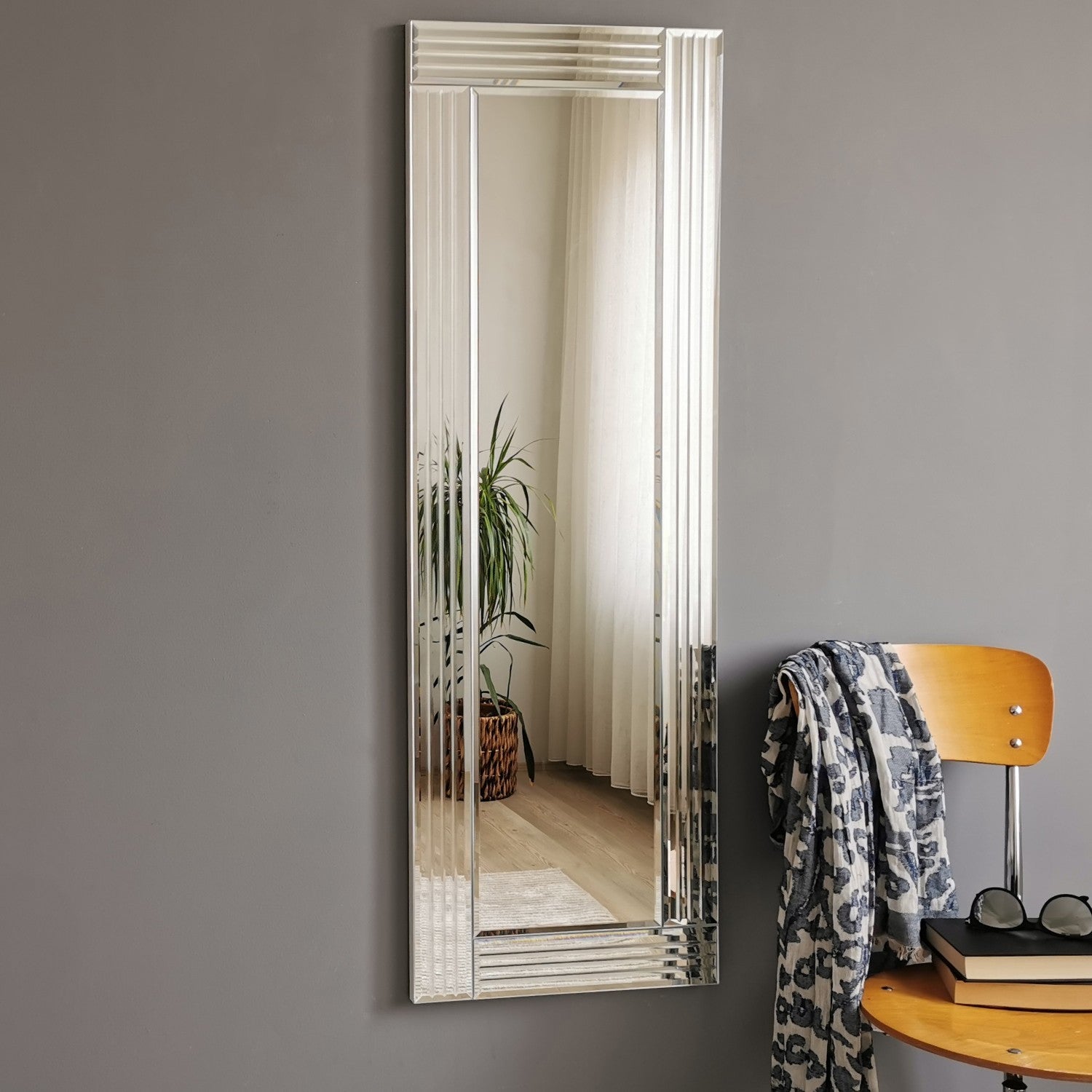 Specchio Da Parete Asimmetrico, Cornice In Metallo, Design Moderno Argento Vetro E Metallo 82x2x48 5 Cm Specchio Da Parete Asimmetrico, Cornice In Metallo, Design Moderno Argento Vetro E Metallo 82x2x48 5 Cm