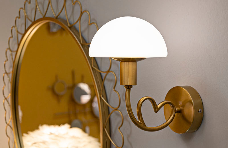 Lampada da parete in metallo oro spazzolato con cuore e cappello in vetro bianco cm 23x15x22h