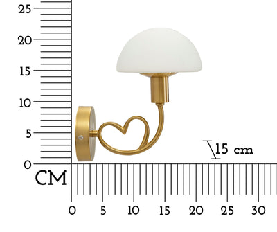 Lampada da parete in metallo oro spazzolato con cuore e cappello in vetro bianco cm 23x15x22h