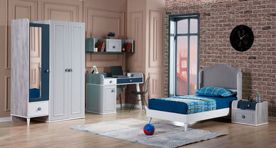 cameretta singola con letto comodino armadio scrivania e mensola in legno grigio e blu