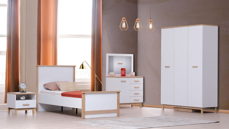 Camera moderna completa con armadio comò comodino e letto in legno bianco e naturale