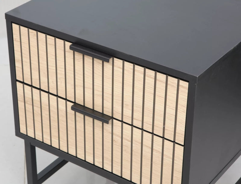 Comodino 2 cassetti in legno colore nero piedi metallo frontali colore rovere a strisce cm 40x48x60h
