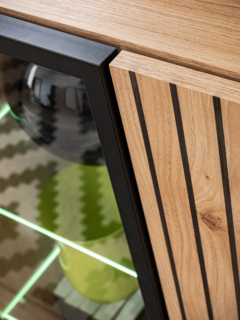 Kubra - Mobile 2 ante con vetrina e luci a led colore quercia con serigrafie cm 90x40x102h