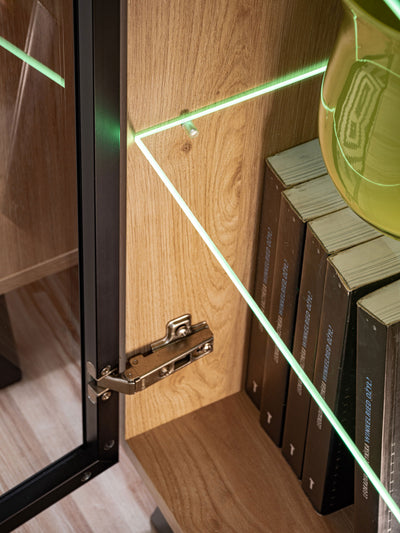 Kubra - Mobile 2 ante con vetrina e luci a led colore quercia con serigrafie cm 90x40x102h