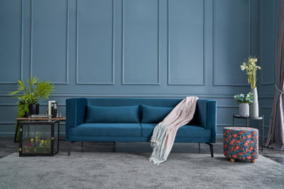 divano 3 posti design moderno imbottito e rivestito in tessuto velluto colore turchese con cuscini 