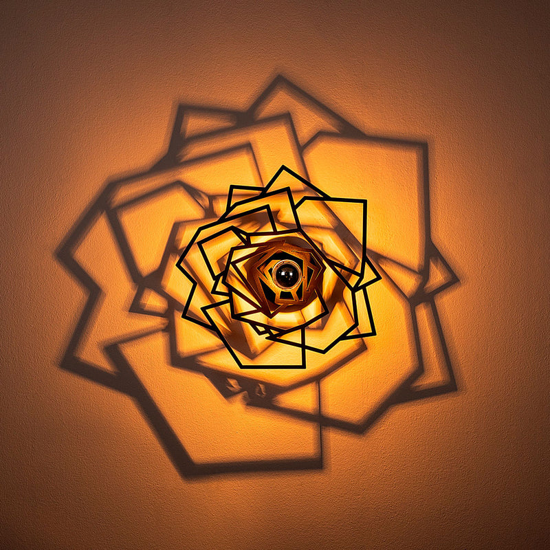 Lampada da muro decorativa in legno forma di rosa cm 40x12x40h