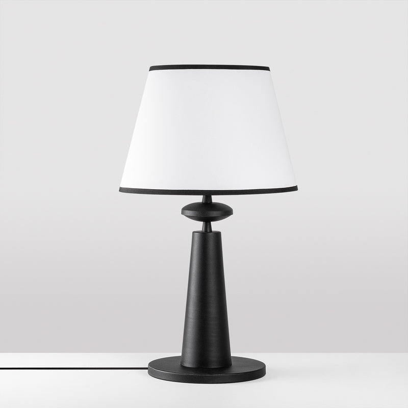 lampada moderna da tavolo in metallo nero cappello in tessuto bianco con bordini nero