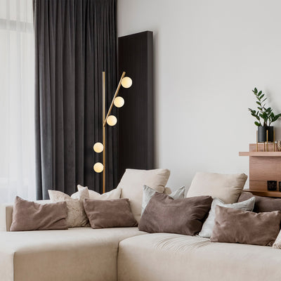Piantana design in metallo dorato 5 paralumi a sfera in vetro bianco cm 52x31x167h