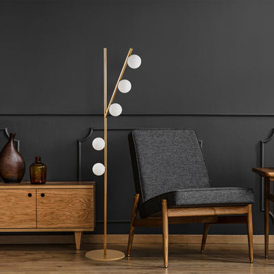 lampada da pavimento con 5 luci strututra in metallo color oro paralumi a sfera in vetro bianco