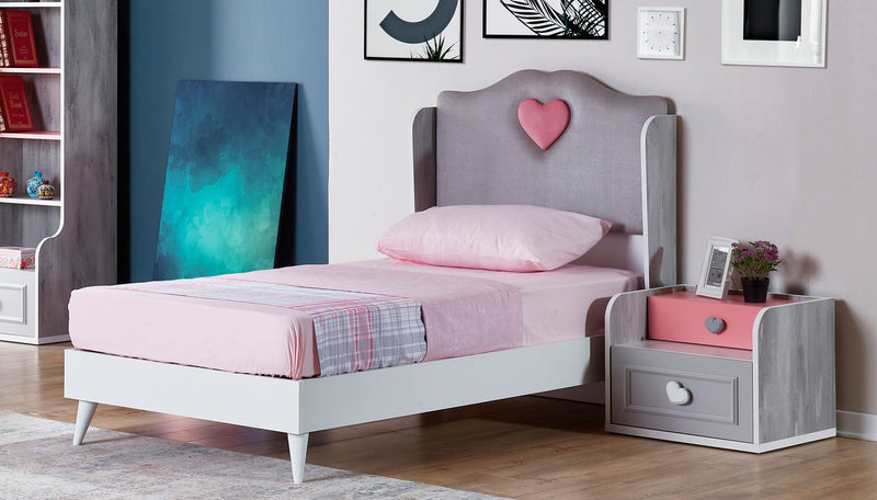 letto singolo in legno grigio e tessuto grigio con cuore rosa