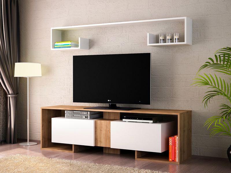 Parete attrezzata in stile moderno in legno color bianco opaco e naturale opaco. Mobile porta TV a due ante a ribalta e 2 vani a giorno, lunga mensola da parete con 2 vani a giorno. Dimensioni mobile TV cm 180x32x53h, dimensioni mensola cm 180x15x30h