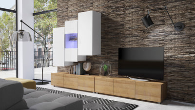 parete moderna living colore bianco e quercia co mobile tv lungo pensili e vetrinetta sospesa