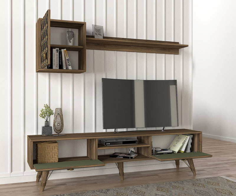 Composizione living con mobile tv e mensola in legno noce e verde decorata