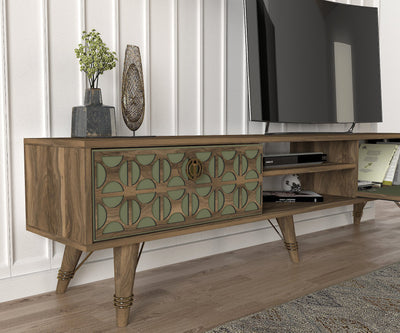 Composizione living con mobile tv e mensola in legno noce e verde decorata
