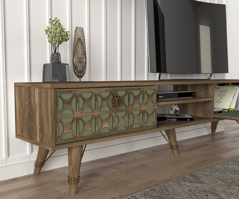 Composizione living con mobile tv e mensola in legno noce e verde decorata