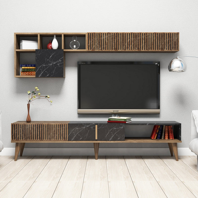 parete moderna con mobile tv e pensile in legno noce e marmo nero