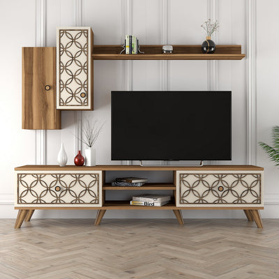 parete stile vintage con mobile tv mensola e pensili in legno noce e crema con decorazione geometrica