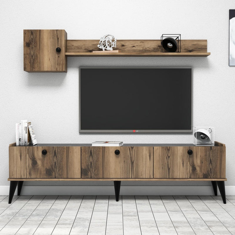 parete moderna compoisizione zona giorno con mobile tv basso e mensola in legno noce scuro e marmo nero