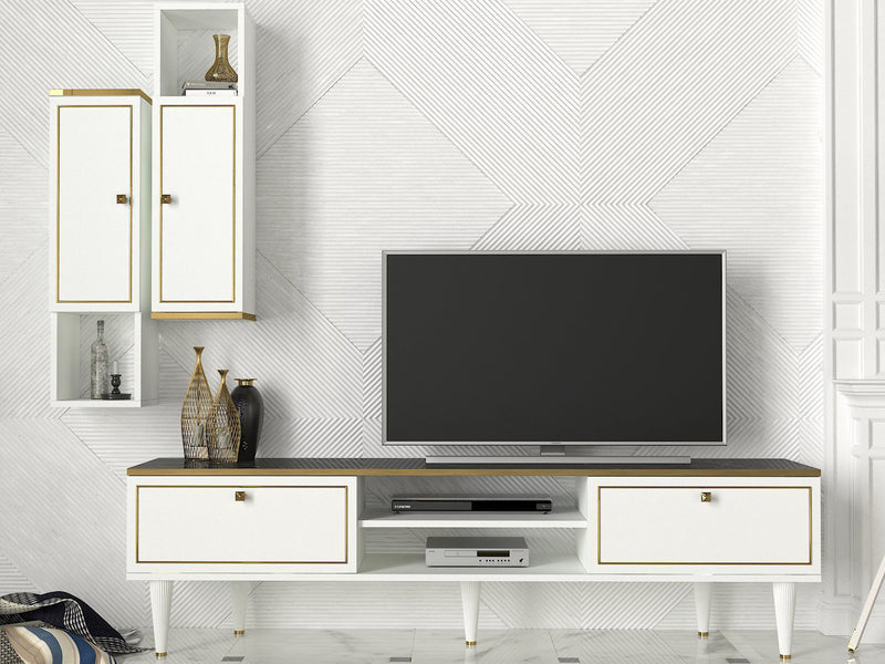 Composizione parete soggiorno elegante con mobile tv e pensili bianco marmo e oro