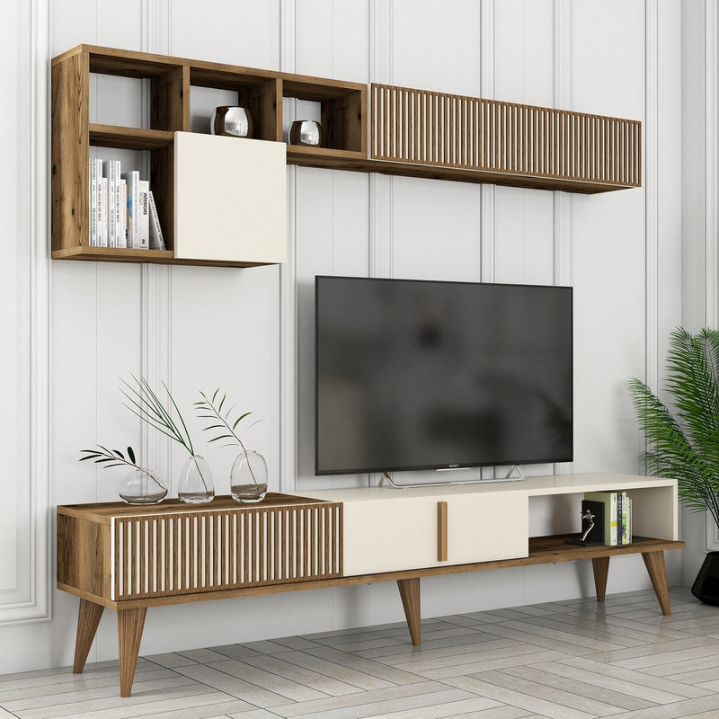 Parete design living con mobile tv con pensili colore noce e crema con decorazioni