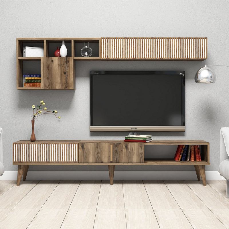 parete modera living con mobile tv e pensili in legno colore noce ante decorate