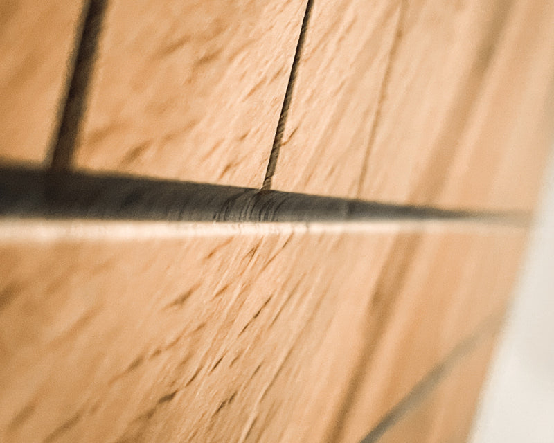 Faym - Parete soggiorno sospesa in legno quercia con vetrine e luci blu