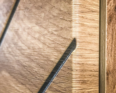 Faym - Parete soggiorno sospesa in legno quercia con vetrine e luci blu
