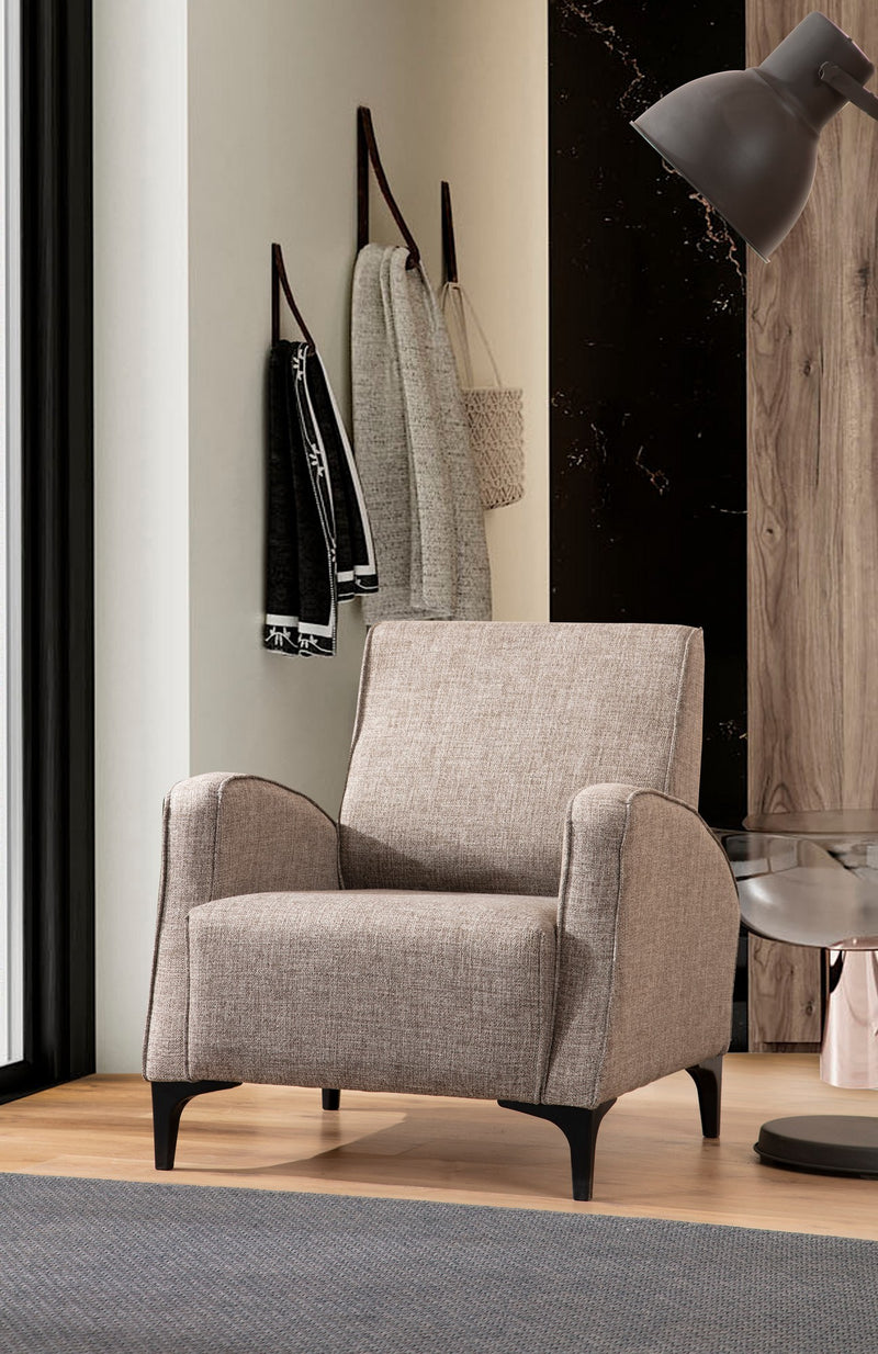 poltrona moderna imbottita rivestita in tessuto beige da salotto