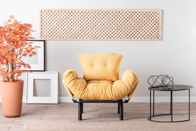 poltrona living con struttura in metallo braccioli regolabili cuscini imbottottiti rivestimento in tessuto giallo senape con bottoncini 