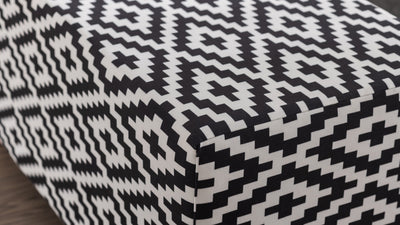 Pouf rettangolare in tessuto fantasia geometrica bianco e nero cm 80x40x40h