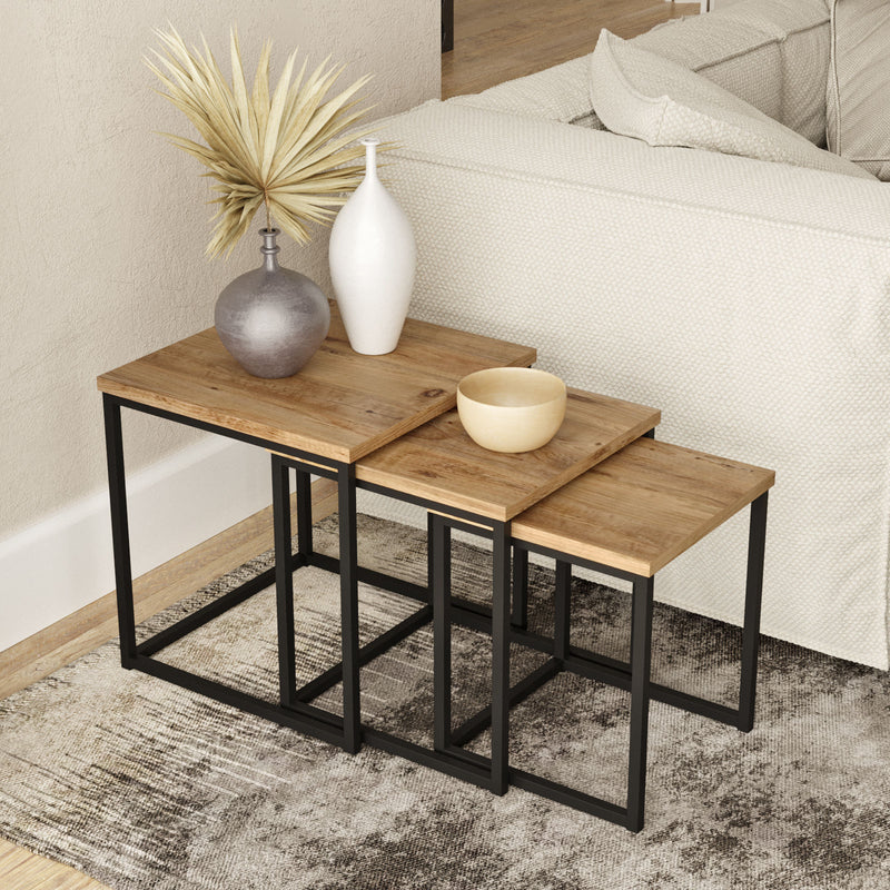 set 3 tavolini quadrati struttura in metallo nero piani in legno naturale colore pino atlantico