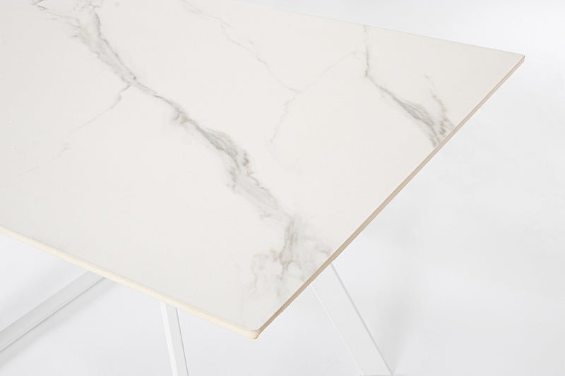 Tavolo moderno con piano in ceramica effetto marmo e gambe colore bianco cm 120/180x90x76h