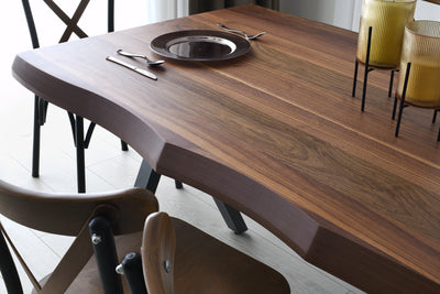 Tavolo fisso con piano in legno bordi irregolari gambe in metallo cm 180x80x75h