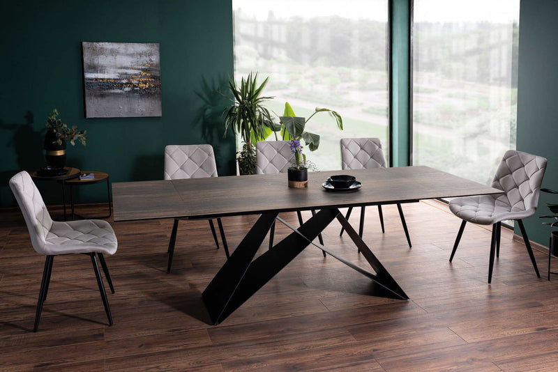tavolo moderno allungabile piano in vetro e ceramica effetto legno base in metallo nero incrociata