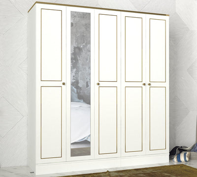 Armadio alto in stile moderno e classico in legno con 4 ante di cui una a specchio, all'interno 3 aste appendiabiti e 8 ripiani in totale. Colori: bianco opaco con maniglie e dettagli in oro lucido scuro. Dimensioni cm 175x47x194h