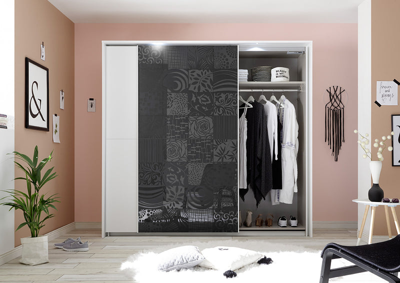 armadio design scorrevole bianco con anta grigio lucido serigrafato