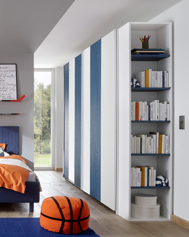 armadio scorrevole colore blu e bianco