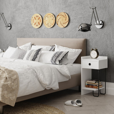 Comodino da notte moderno in legno con ripiano superiore, cassetto, e vano a giorno inferiore. Colori: bianco opaco e nero opaco. Dimensioni cm 30x60x32h