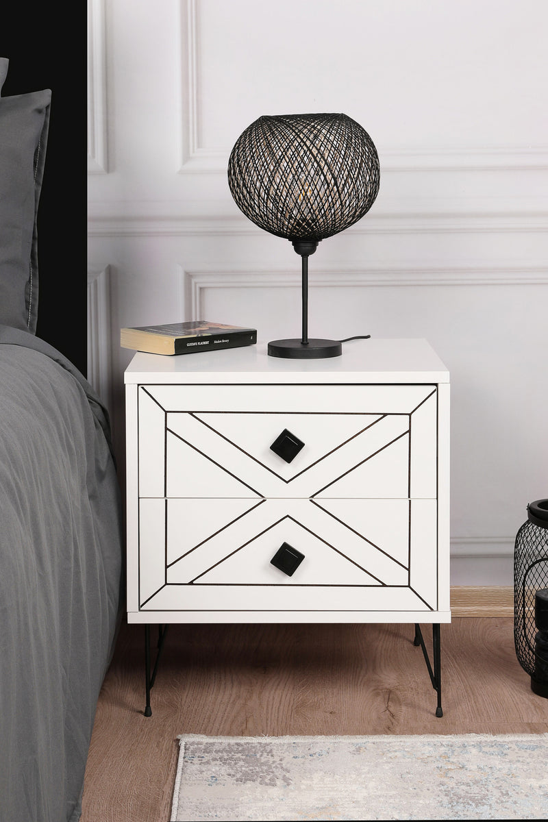 Comodino basso quadrato design moderno in legno a 2 cassetti con gambe in metallo, colori: bianco opaco e maniglie, disegno a croce sui cassetti e gambe in nero opaco. Dimensioni cm 50x40x5h