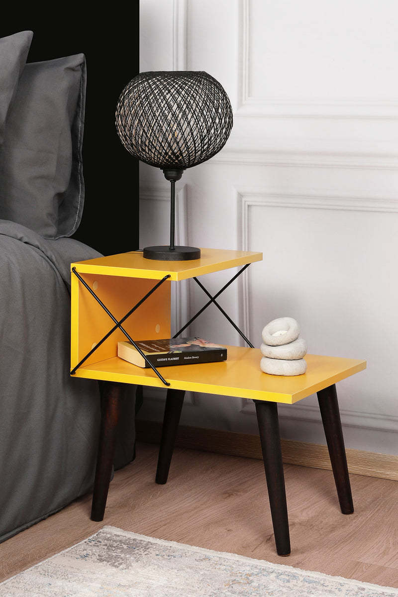 Comodino stile industrial e moderno con gambe in legno e 2 ripiani di diversa lunghezza, disponibile in vari colori. Dimensioni cm 50x40x55h
