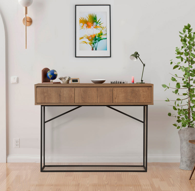 Consolle stile industrial per ingresso a 3 cassetti, ripiano in legno color pino atlantico opaco e gambe in metallo nero opaco. Dimensioni cm 120x36x90h