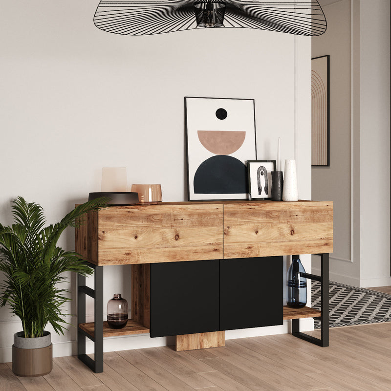 Consolle mobile da ingresso in stile moderno con gambe in metallo nero opaco e 4 ante in totale; 3 scomparti 2 vani a giorno. Colorazione: pino atlantico chiaro opaco e nero opaco. Dimensioni cm 139x43x84h