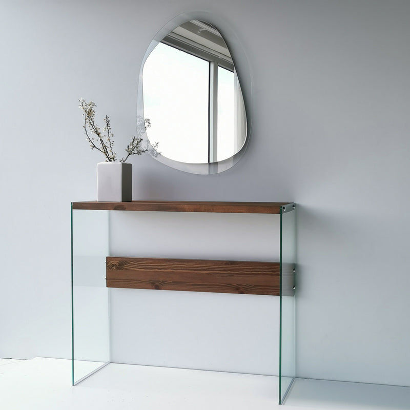 Consolle moderna per ingresso con ripiano in legno massello di pino con finitura noce scuro opaco e gambe piatte alte in vetro temperato trasparente 