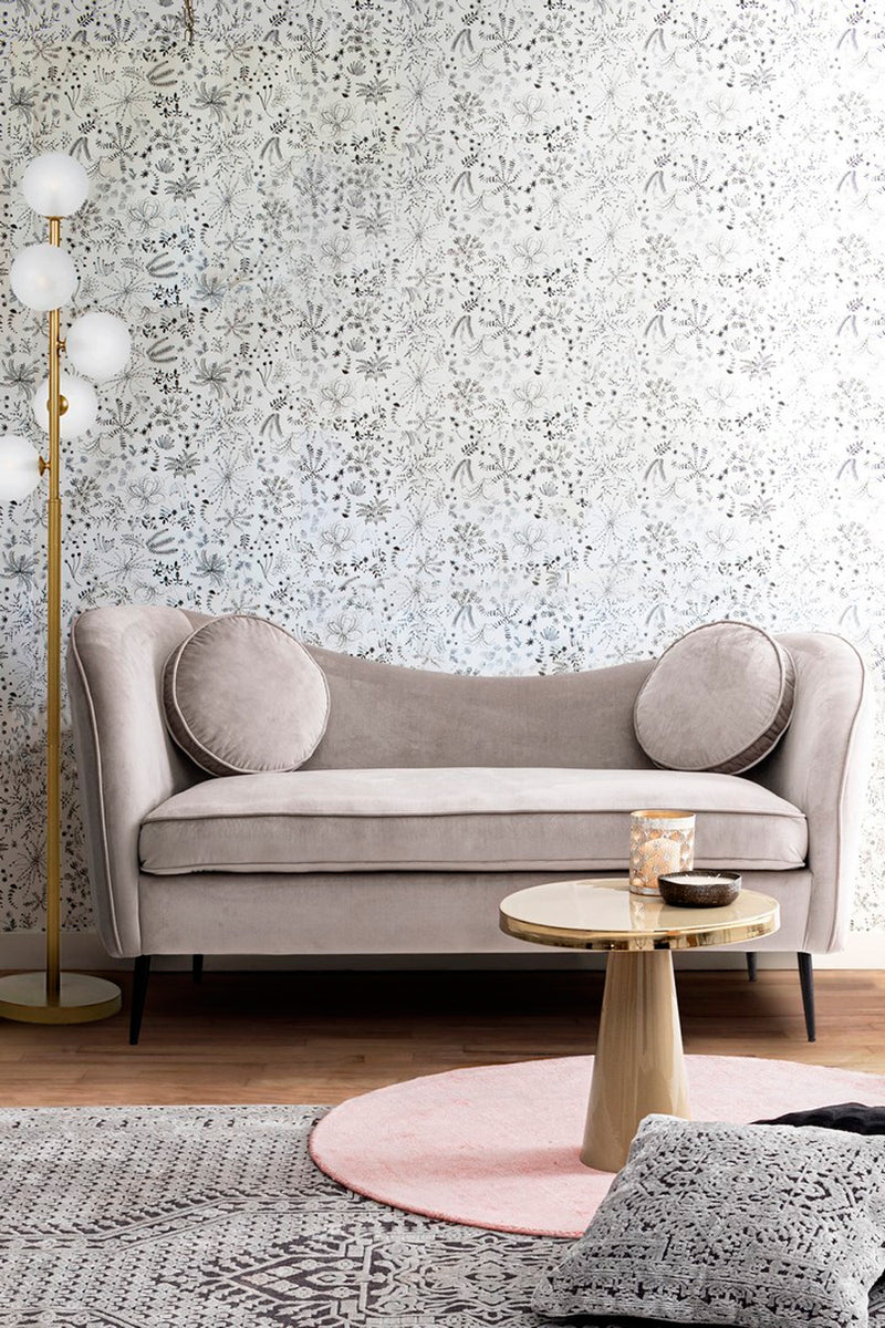 divano biposto con cuscini in velluto colore grigio