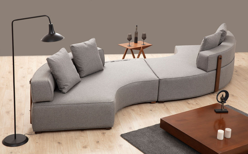 Divano design moderno con struttura in legno, tessuto imbottito color grigio, 2 cuscini inclusi. Schienali rimovibili, divano 2 pezzi componibile. Dimensioni cm 380x105x70h
