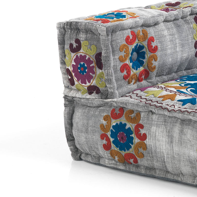 Divano due posti rivestito in cotone con base in legno stile etnico cm 160x80x53h