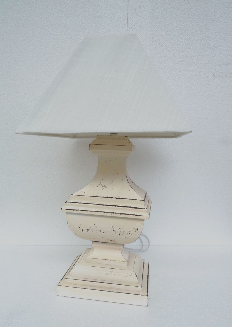Lampada da tavolo in legno stile shabby chic