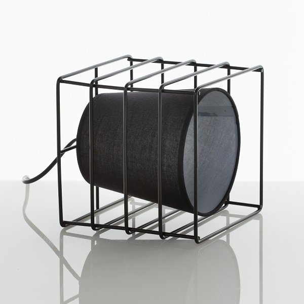 Lampada da tavolo con griglia in metallo e paralume in tessuto colore nero cm 18x20x18h