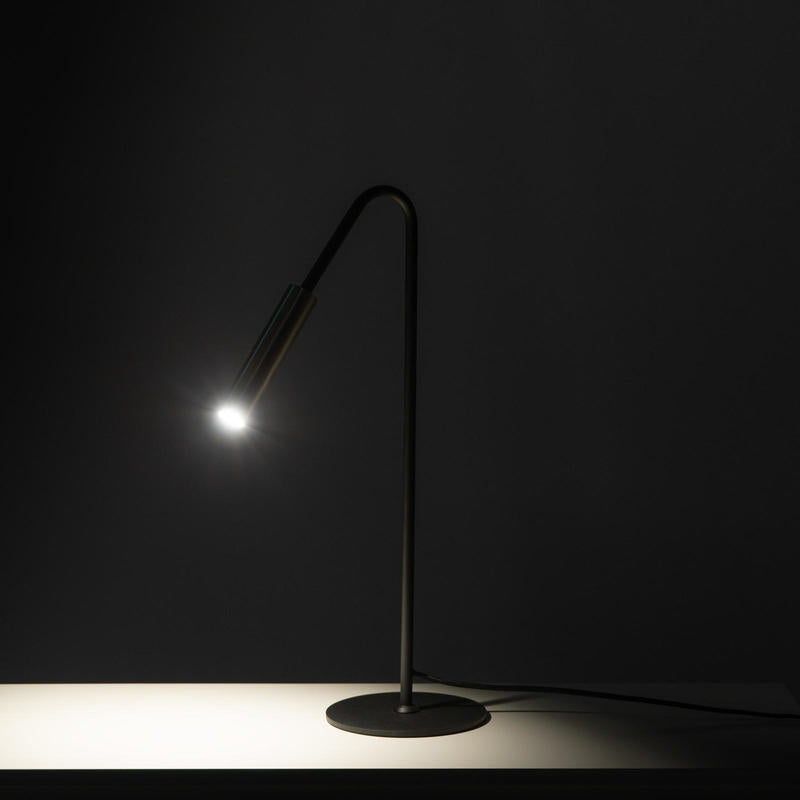 Lampada da tavolo design moderno in metallo nero paralume a tubo cm 17x17x56h